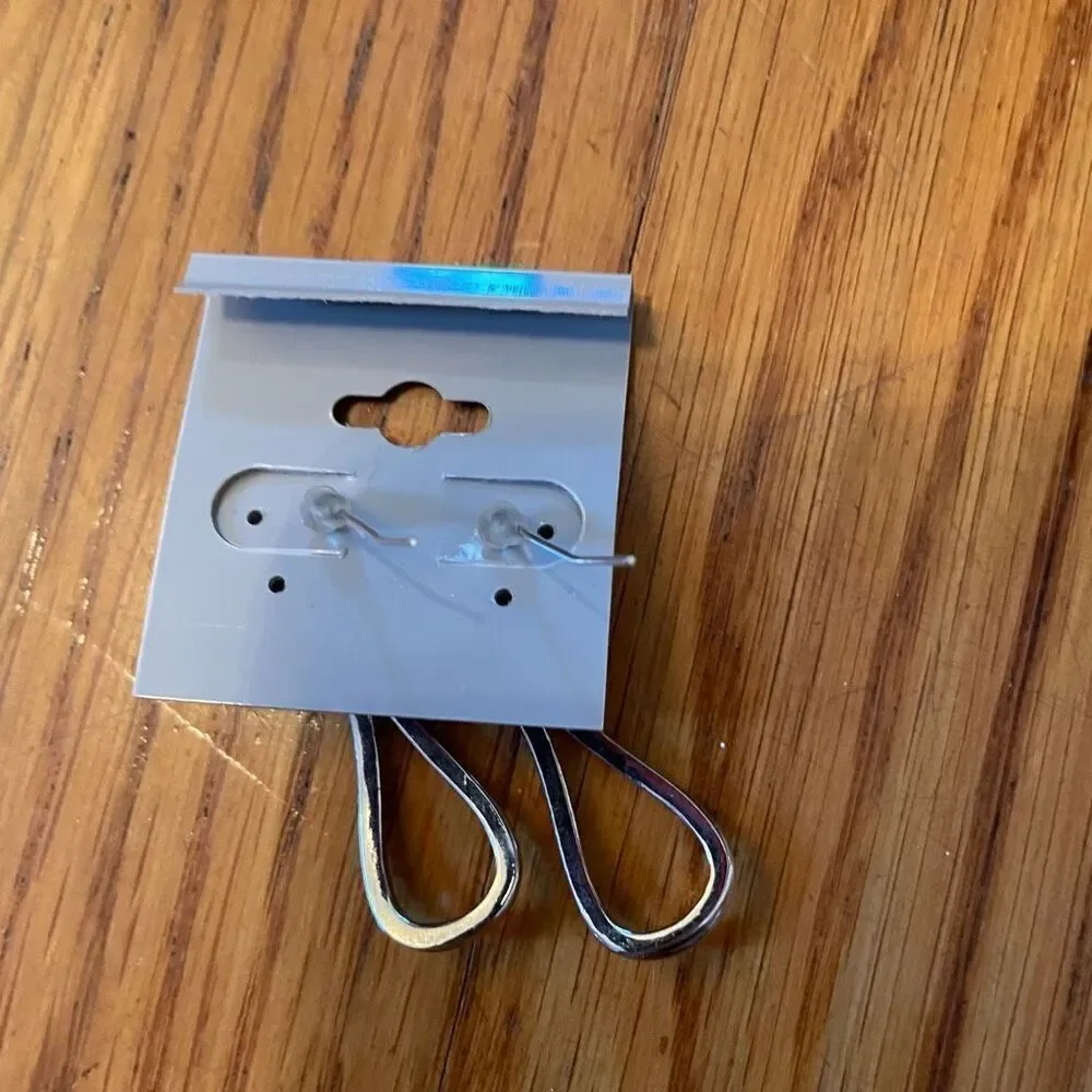 PRETTY SILVER TEARDROP EARRINGS